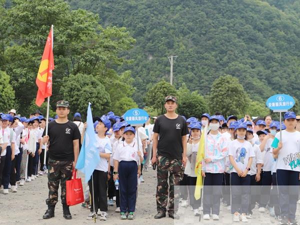 汉滨区培新小学组织学生到岚皋县开展研学活动.jpg